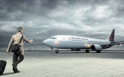 Обои на рабочий стол Мужчина собрался в путешествие на личном самолете