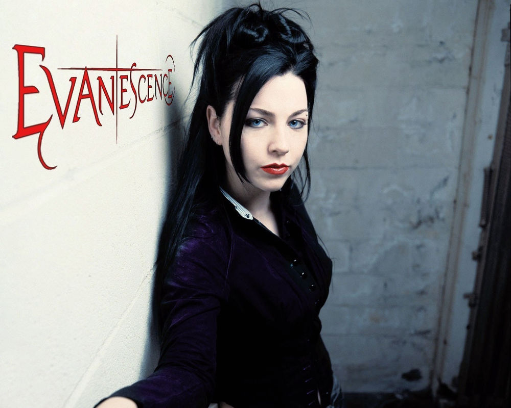 Обои для рабочего стола Evanescence Missing Music Эми ли возле белой стены