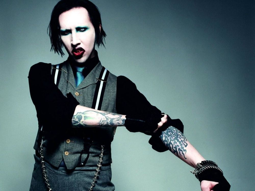 Обои для рабочего стола Marilyn Manson Мэрлин Мэнсон закатывает рукава