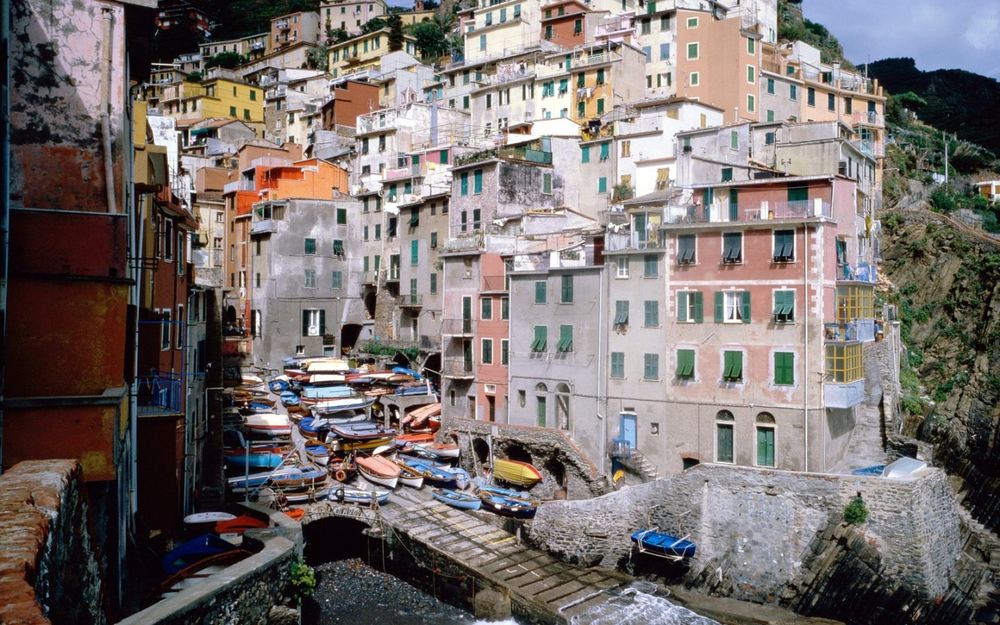 Обои для рабочего стола Riomaggiore, Italy (Дома города лепятся к скалам. Внизу море)