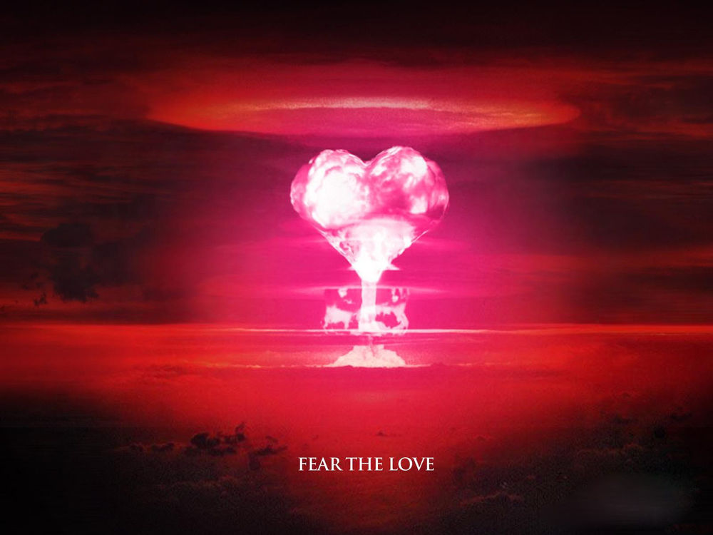 Обои для рабочего стола Ядерный взрыв розового цвета, огромное огненное сердце, Fear the love