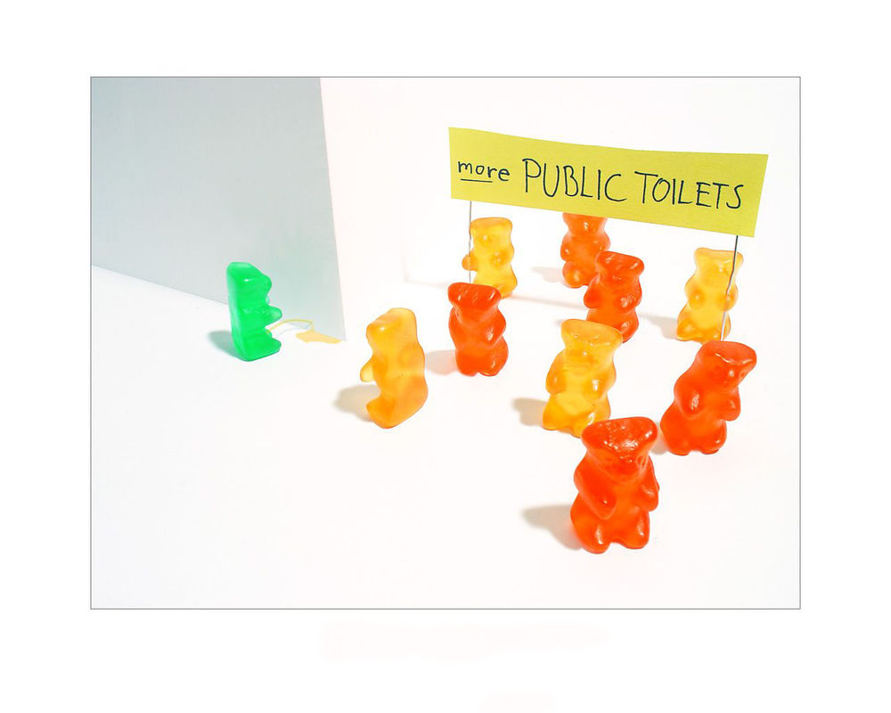 Обои для рабочего стола more public toilets? забастовка мармеладных мишек по поводу количества публичных туалетов