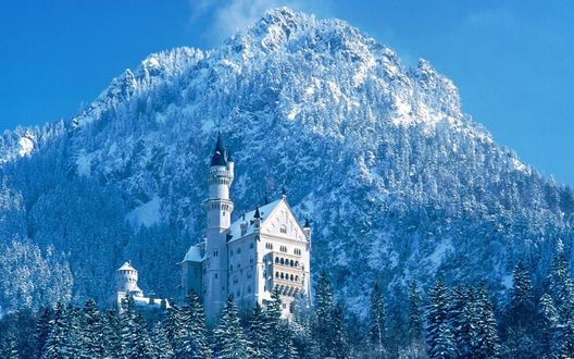 Обои на рабочий стол Замок Нойшванштайн / SchloЯ Neuschwanstein в заснеженных горах около городка Фюссен в юго-западной Баварии, Германия
