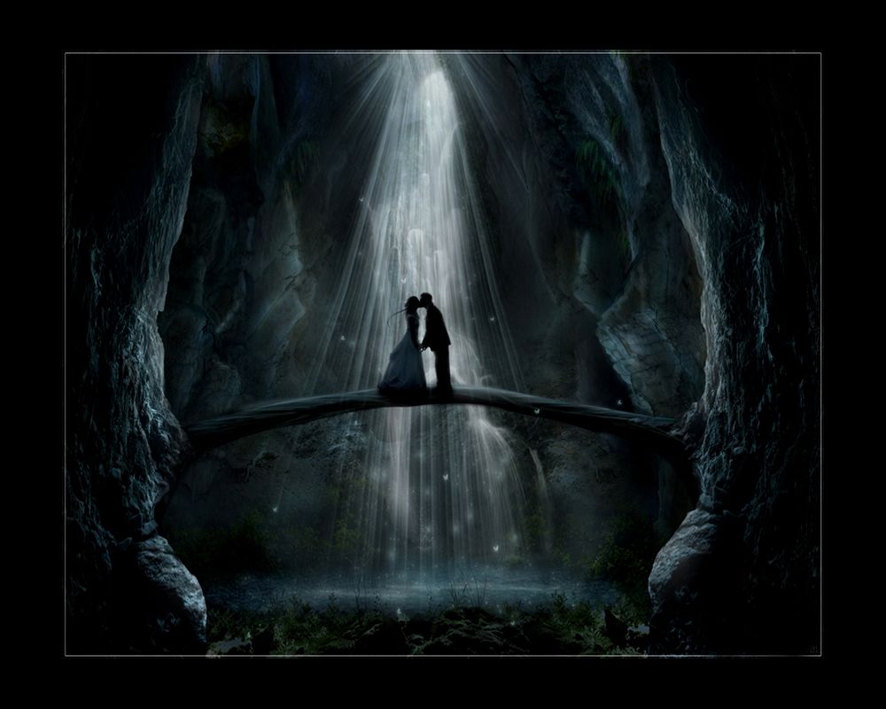 Обои для рабочего стола Девушка и мужчина целуются на деревянном мосту в огромной пещере под землей в которую едва прорываются солнечные лучи.