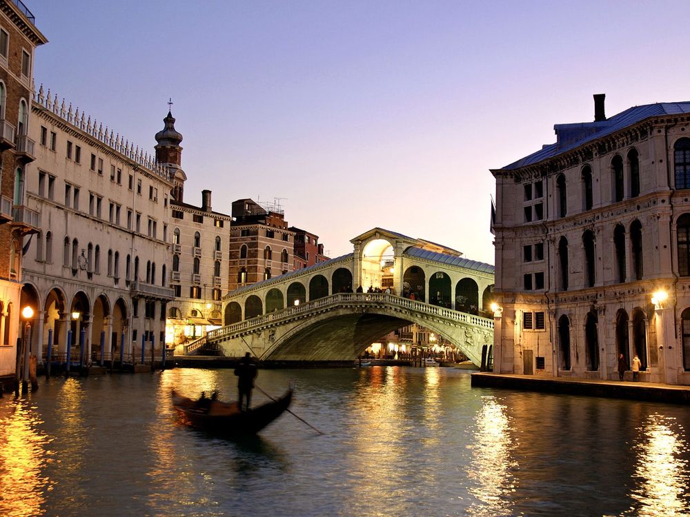 Обои для рабочего стола Мост Риальто / Ponte di Rialto через Гранд-канал. Венеция. Сумерки. Гондольеры спешат до темноты добраться до дому.