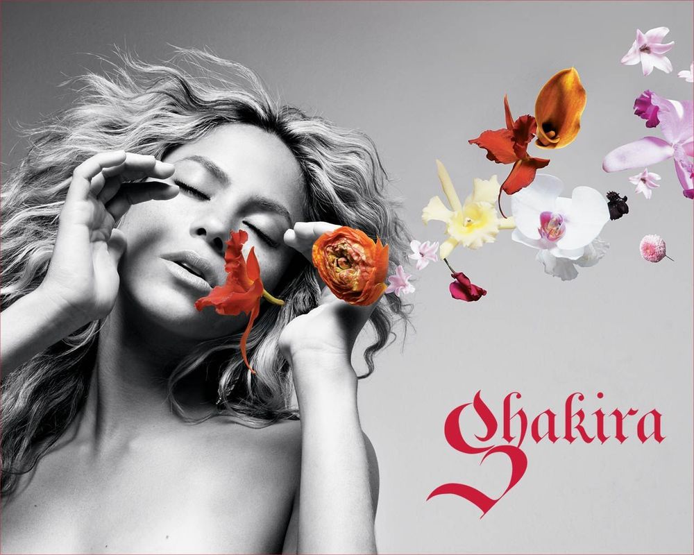 Обои для рабочего стола Обнаженная певица Shakira / Шакира прикрыла глаза