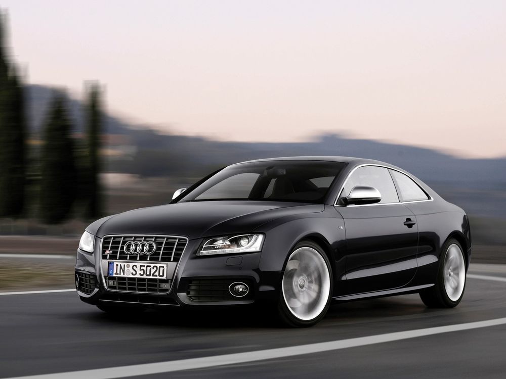 Обои для рабочего стола Черный автомобиль Audi S5 / Ауди С5 мчится по дороге