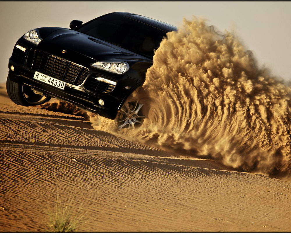 Обои на рабочий стол Черный автомобиль Porsche Cayenne / Порш Кайен в  пустыне, обои для рабочего стола, скачать обои, обои бесплатно