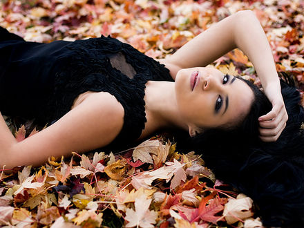 Девушка лежит бюнетка осень скачать