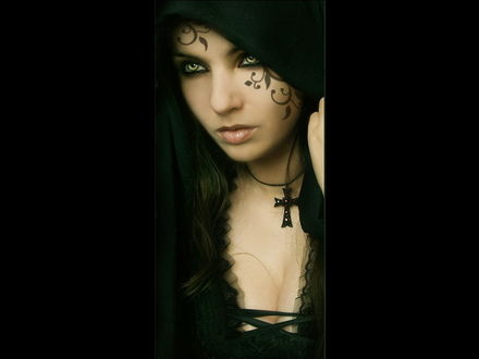 Обои на рабочий стол Брюнетка в черной мантиии