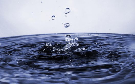 Обои на рабочий стол Капли воды