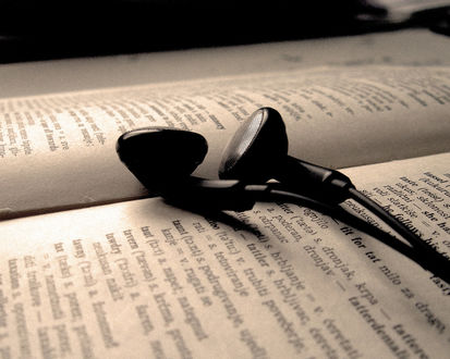 Обои на рабочий стол Наушники на открытой книге