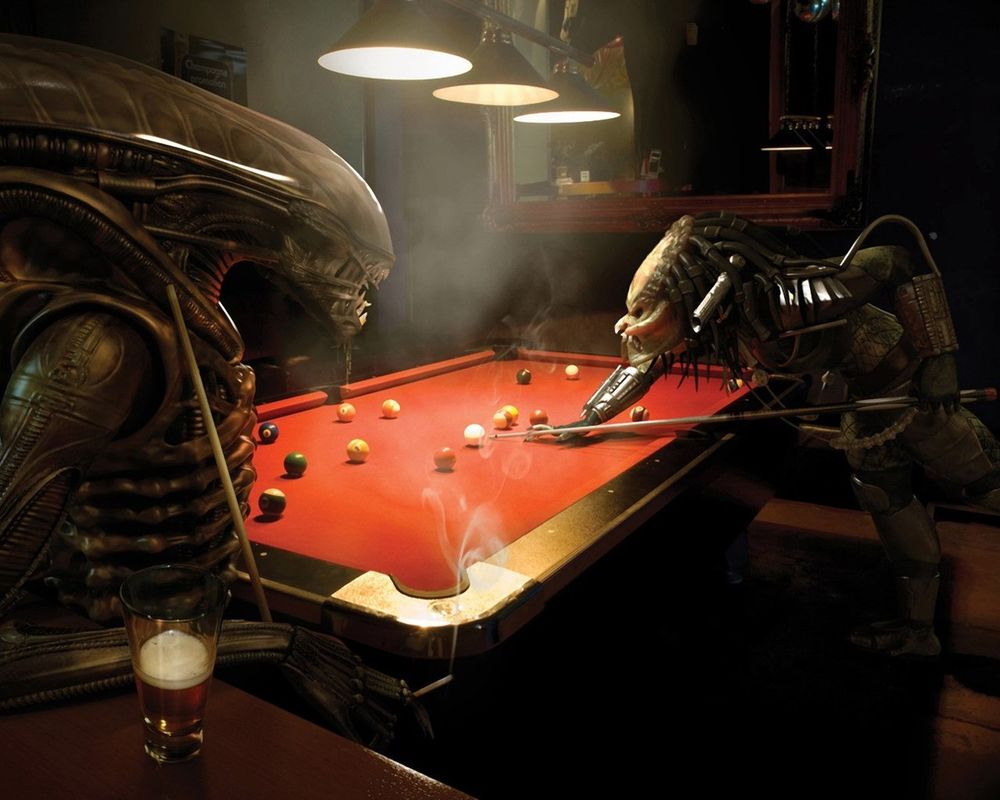 Обои для рабочего стола В баре Чужой играет с  Хищником в биллиард, попивая пивко и покуривая  сигаретку