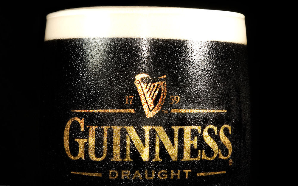 Обои для рабочего стола Кружка темного пива (Guinness Draught)