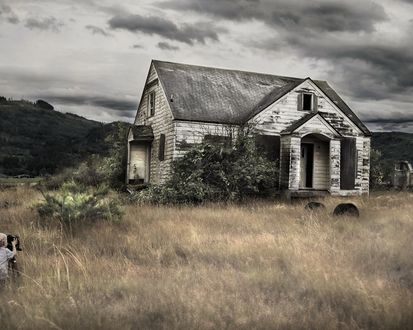 Обои на рабочий стол Ребенок фотографирует заброшенный дом на фоне пасмурного неба