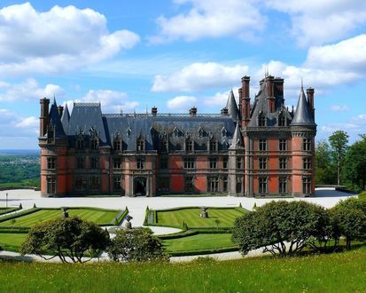 Обои на рабочий стол Замок Треварез / Chateau de Trevarez, Франция, рядом аккуратно подстриженные газоны