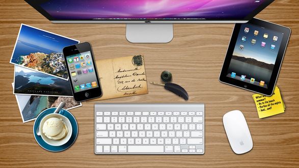 Обои на рабочий стол Стол любителя гаджетов от Apple. Iphone 4, iPad, монитор клавиатура и даже мышь