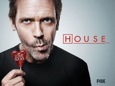 Обои на рабочий стол Хаус сосёт леденец с надписью «LOVE SUCKS» в сериале «House m.d.» (House M.D. Fox)