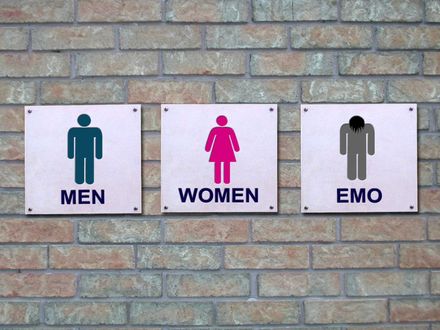 Обои на рабочий стол На стене туалета таблички «MEN», «WOMEN», «EMO»