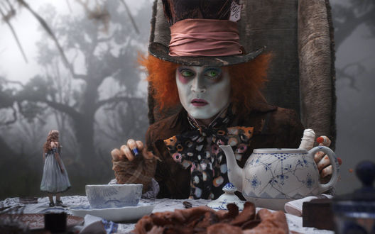Обои на рабочий стол Алиса в стране чудес (Alice in Wonderland) - Алиса и Безумный Шляпник (Джонни Депп)