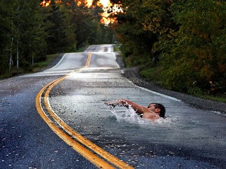 Обои на рабочий стол Мужчина плывет в дороге как в воде