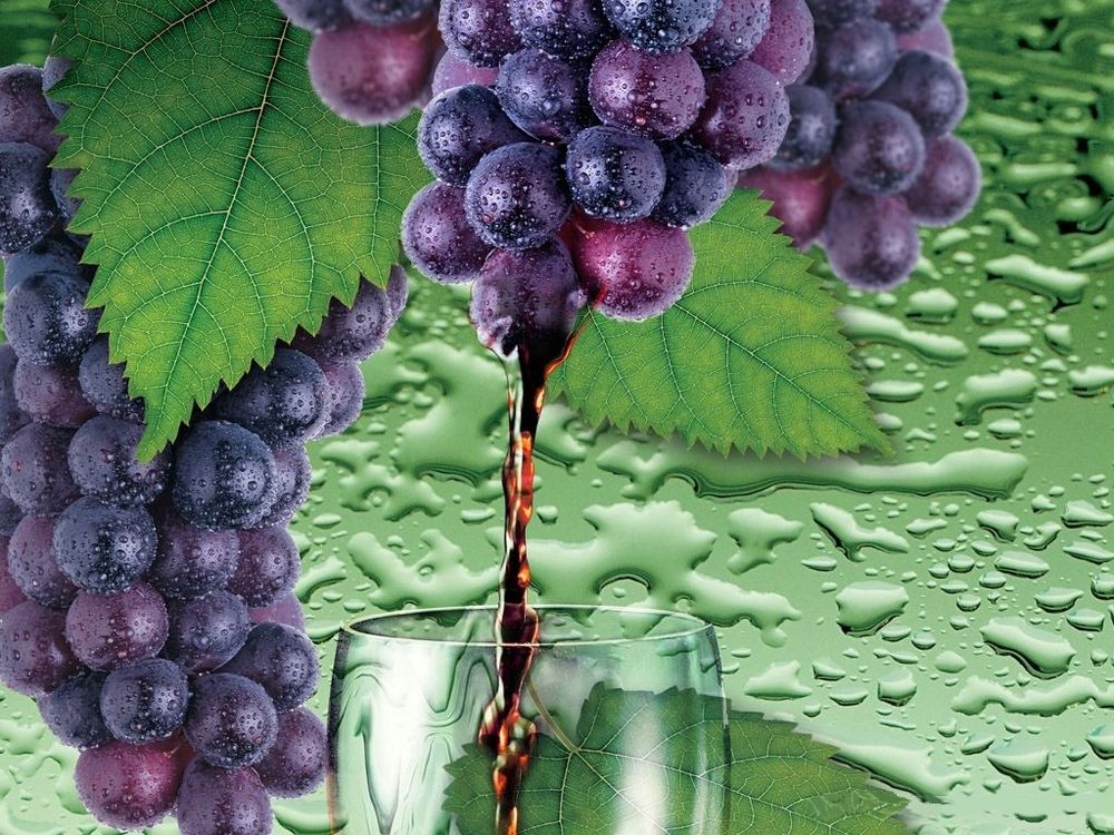 Обои для рабочего стола Виноградный сок льется в бокал из грозди винограда