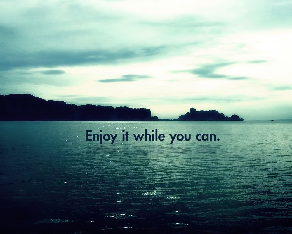Обои для рабочего стола Фраза «Enjoy it while you can» на фоне моря