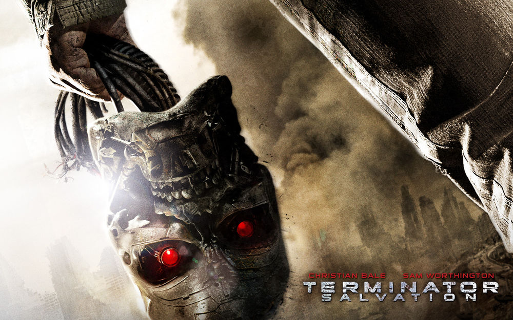Обои для рабочего стола Голова терминатора в руке человека из фильма «Терминатор: Да придет спаситель» (Terminator solvation - Cristian Bale Sam Worthingtoun)