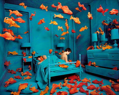 Обои на рабочий стол Креатив Sandy Skoglund - По синей комнате летают оранжевые рыбы