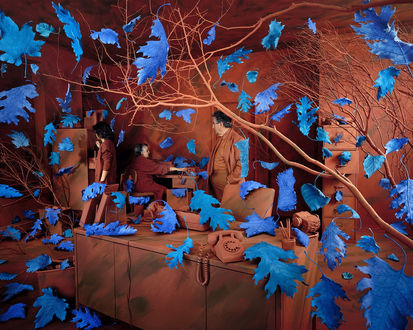 Обои на рабочий стол Креатив Sandy Skoglund - Голубые листья в коричневой комнате