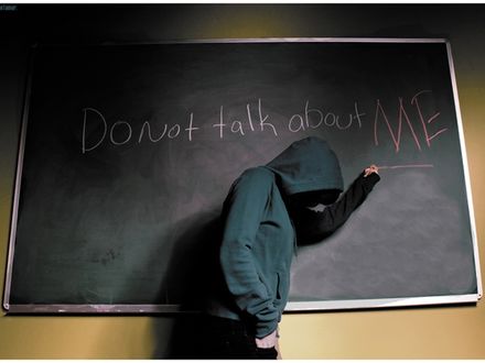 Обои на рабочий стол Парень в капюшоне пишет на доске:  *Don't talk about ME*