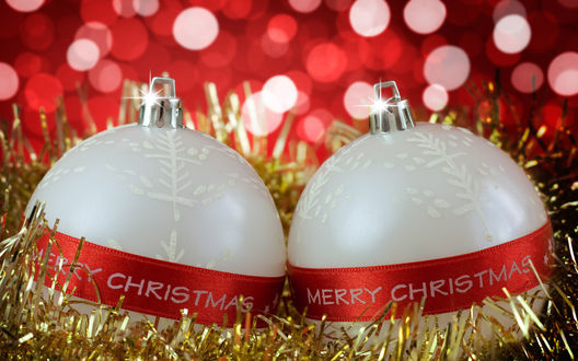 Обои на рабочий стол Два красивых серебристых шара с надписью «Merry christmas»