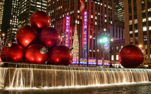 Обои на рабочий стол Огромные новогодние шары на фонтане (Radio city Music hall)
