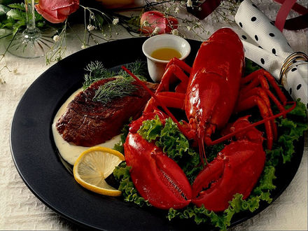Обои на рабочий стол Омар с кусочком мяса на красиво украшенной тарелке
