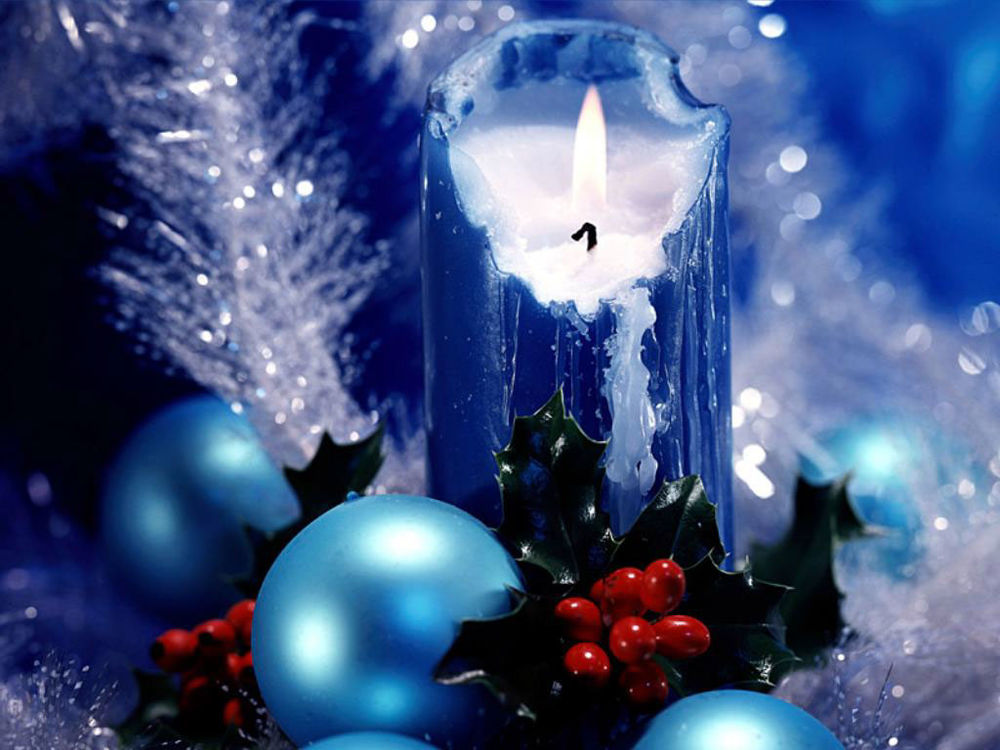 Обои для рабочего стола Синие новогодние шары и свеча