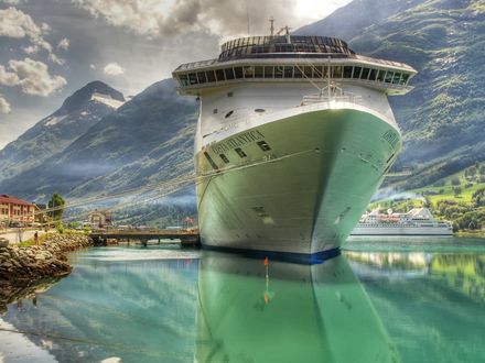 Обои на рабочий стол Costa Atlantica в порту среди гор