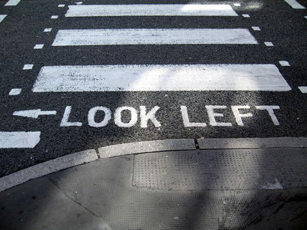 Обои на рабочий стол Пешеходный переход (Look left)