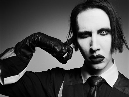 Обои на рабочий стол Marilyn Manson в кожаных перчатках