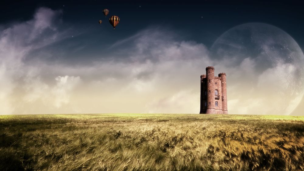 Обои для рабочего стола Бродвейская башня / Broadway Tower  и воздушные шары на Бродвейском холме / Broadway Hill, недалеко от города Бродвей (Бродуэй), в английском графстве Вустершир, Великобритания