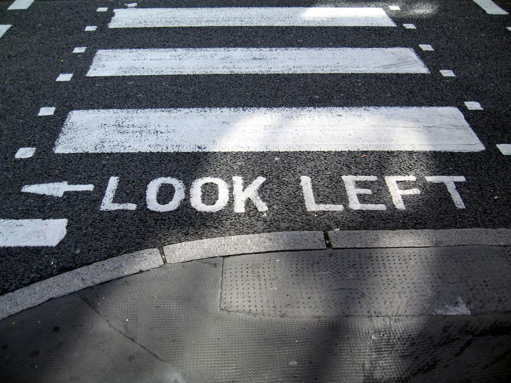 Обои для рабочего стола Пешеходный переход (Look left)
