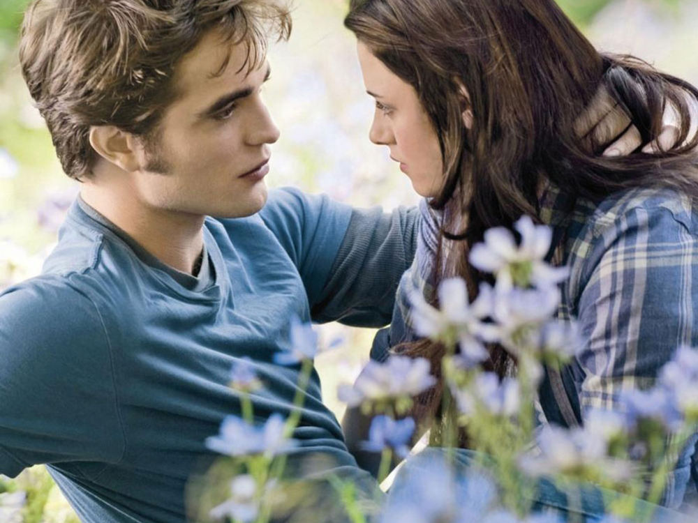 Обои для рабочего стола Twilight влюбленные среди цветов