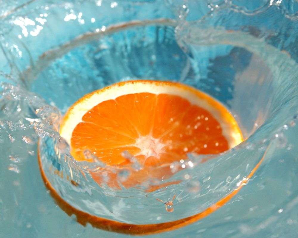 Обои для рабочего стола апельсин в воде