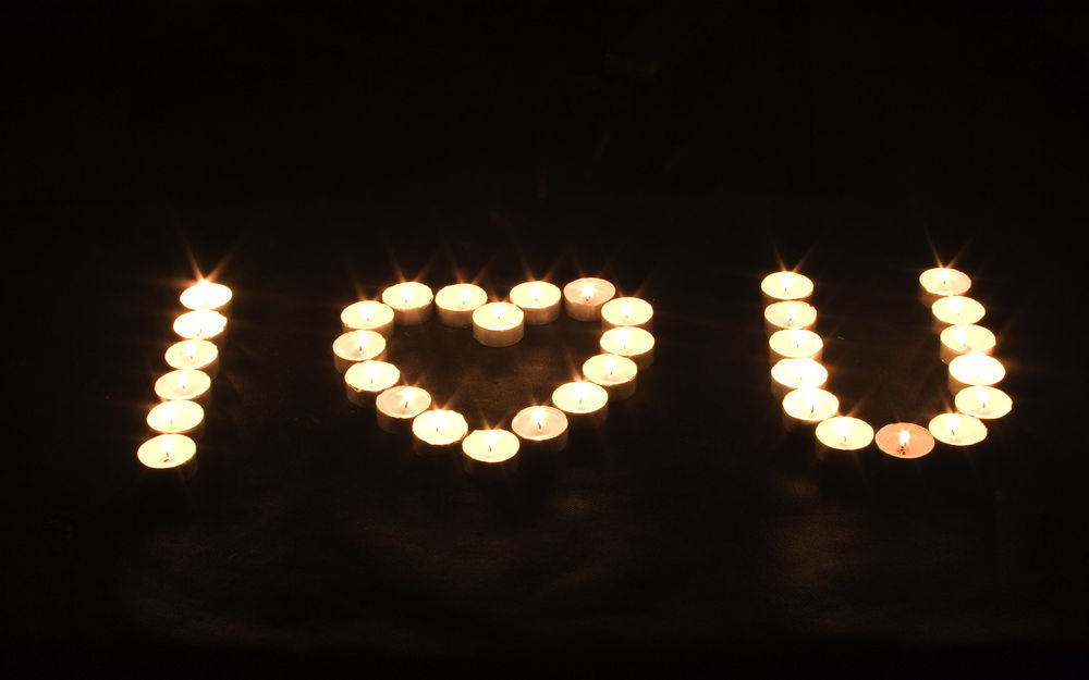 Обои для рабочего стола Надпись I LOVE YOU, выложенная из горящих свечей