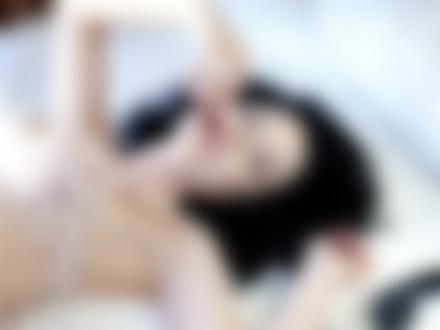 Обои на рабочий стол Dita Von Teese с вишней