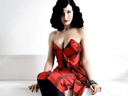 Обои на рабочий стол Dita Von Teese в красном платье