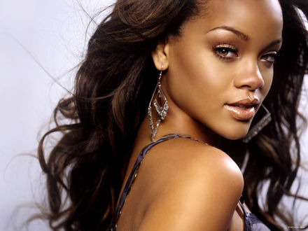 Обои на рабочий стол Певица Rihanna / Рианна обернулась