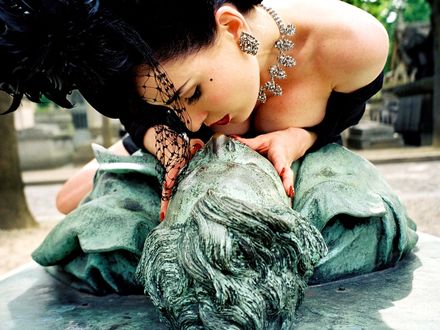 Обои на рабочий стол Dita Von Teese целует памятник мужчины