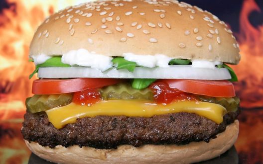 Обои на рабочий стол Вкусный гамбургер