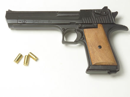 Обои на рабочий стол Пистолет и три потрона (combat kal.8mm K.)