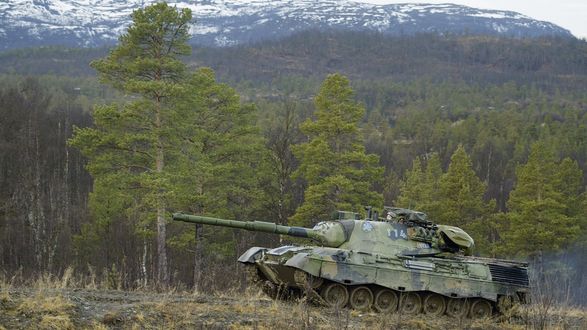 Обои на рабочий стол Танк 'Леопард' на учениях